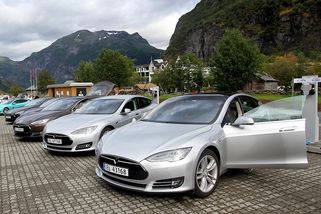 Naprostá dominance elektromobilů. Norsko hlásí další rekord, „spalováky“ dosáhly jen 1,3 % registrací - Zdopravy.cz